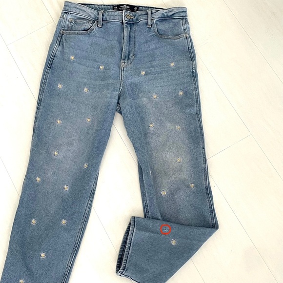 HOLLISTER Ultra High Rise Mom Jean Vintage Stretch floral Daisy Embroidery, 30” - Picture 17 of 17